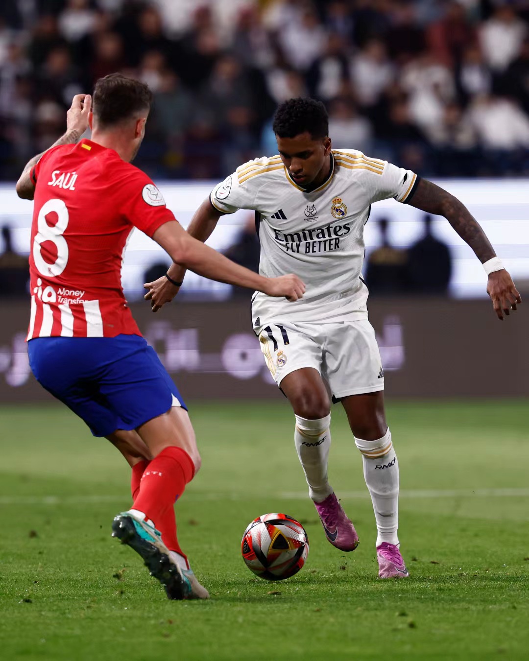 In een hartstochtelijke strijd versloeg Real Madrid Atletico Madrid en ging door naar de finale van de Western Super Cup In een hartstochtelijke strijd versloeg Real Madrid Atletico Madrid en ging door naar de finale van de Western Super Cup
